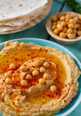 Turkuaz yüzey üzerinde humus.