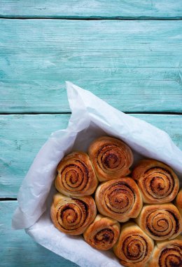 ahşap yüzeyde tarçın rulo