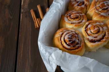 ahşap yüzeyde tarçın rulo