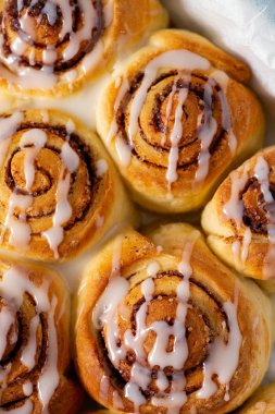 ahşap yüzeyde tarçın rulo