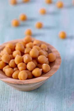 ahşap yüzeyde nohut