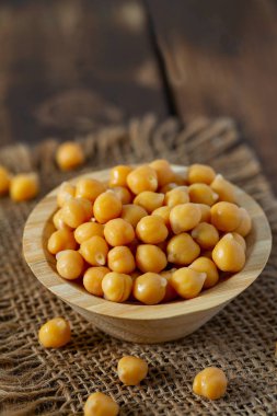 Mavi ahşap yüzeyde nohutlar