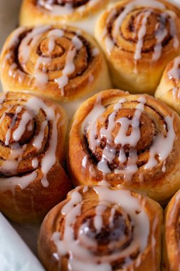 ahşap yüzeyde tarçın rulo