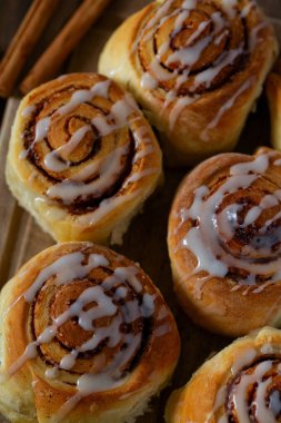 ahşap yüzeyde tarçın rulo