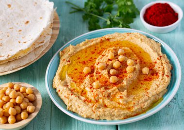 Turkuaz yüzey üzerinde humus.