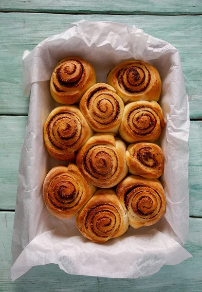 Rolos Canela Superfície Madeira — Fotografia de Stock