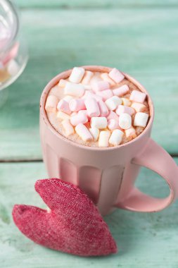 sıcak çikolata şekerleme ve bir kalp ile