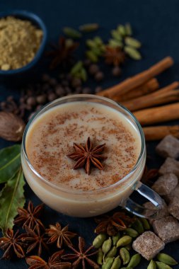 Farklı baharatlı Masala çayı