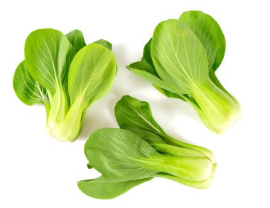 Beyaz arka planda taze pak choi lahanası