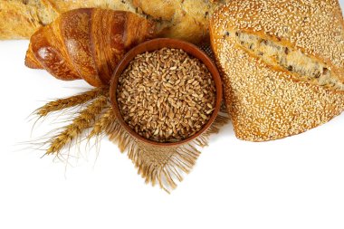 Beyaz tenceredeki taze ekmek ve tahıllar.