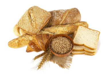 Beyaz tenceredeki taze ekmek ve tahıllar.