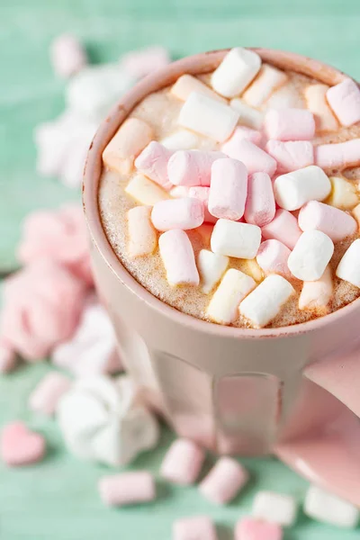 Warme Chocolademelk Met Marshmallows Turquoise Oppervlak — Stockfoto