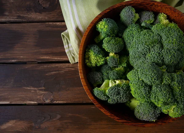 Brokoli Dalam Mangkuk Permukaan Kayu — Stok Foto