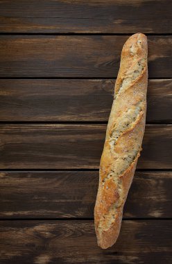 Ahşap yüzeyde taze gevrek baget