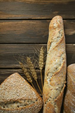 Tahta yüzeyde taze ekmek