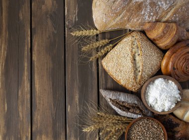 Tahta yüzeyde taze ekmek