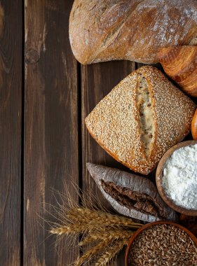 Tahta yüzeyde taze ekmek