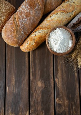 Tahta yüzeyde taze ekmek