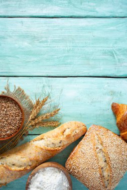 Tahta yüzeyde taze ekmek