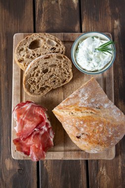 tahta yüzeyde coppa di parma et, krem peynir ve ciabatta ekmek