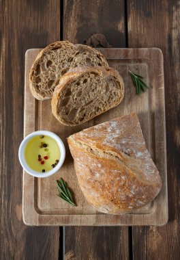 Ahşap yüzeyde ciabatta ekmeği ve zeytinyağı