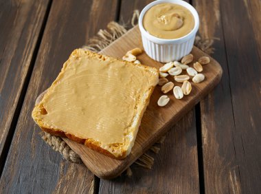 Fıstık ezmesi sandviç ahşap yüzey üzerinde