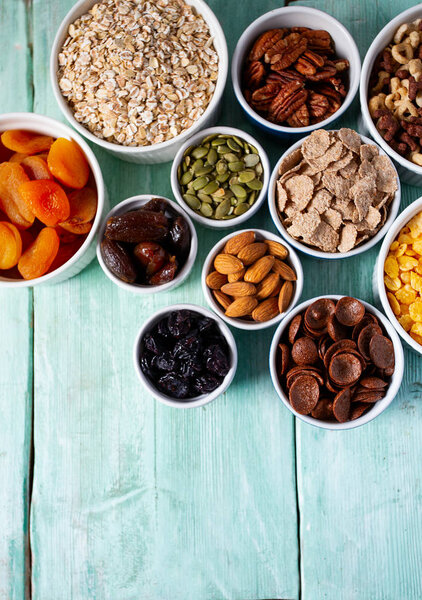 различные крупы, орехи и сухофрукты на деревянной поверхности
