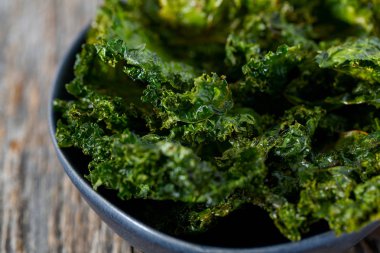 ahşap bir yüzey üzerinde lahana cips