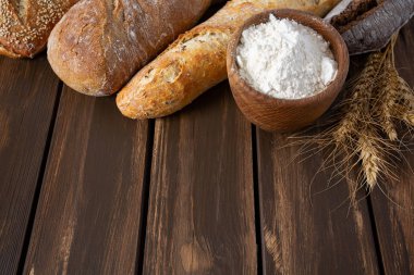 Tahta yüzeyde taze ekmek