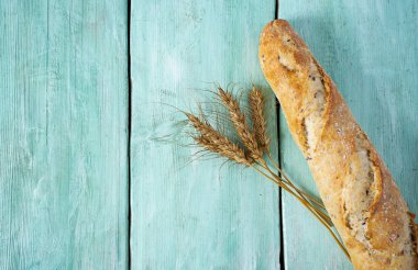 Ahşap yüzeyde taze gevrek baget