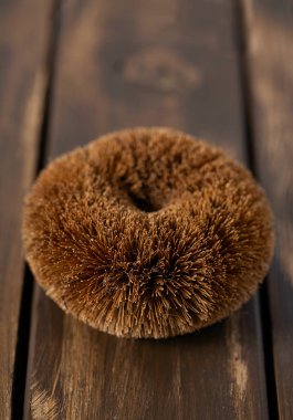 kahverengi ahşap yüzeyüzerinde hindistan cevizi fırça