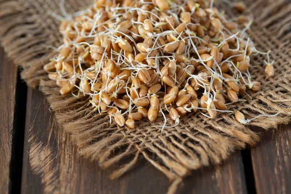 Germi di grano sulla superficie di legno — Foto Stock