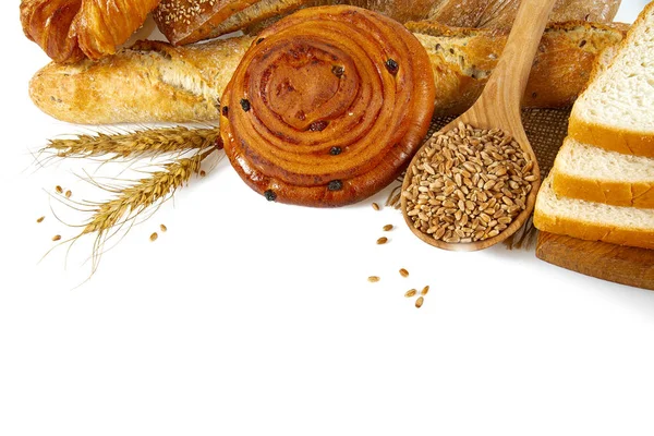 Frisches Brot Und Körner Einer Schüssel Isoliert Auf Weiß — Stockfoto