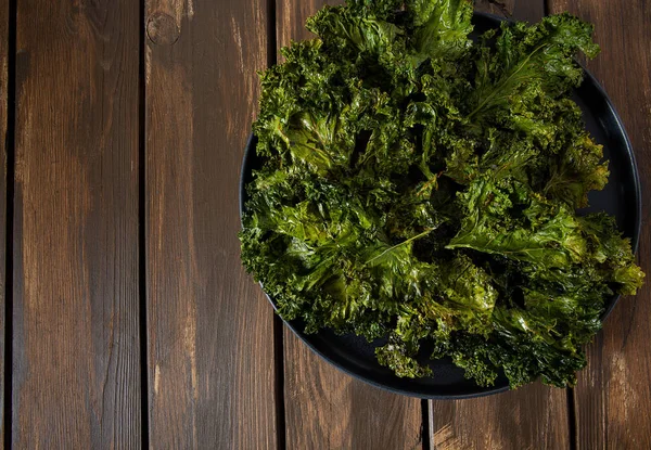 kale chips on wooden surface,