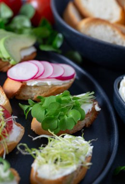 Krem peynirli ve sebzeli baget ekmeği.