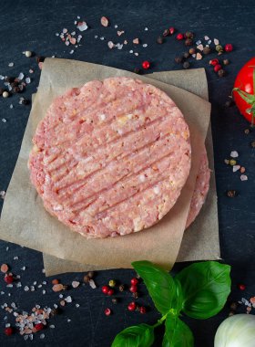 Hamburger köftesi ve baharatlar