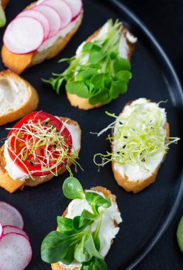 Krem peynirli ve sebzeli baget ekmeği.