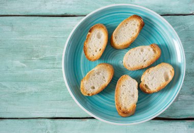 turkuaz yüzeyde tost baget dilimleri