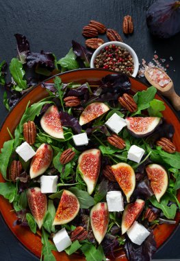 incir, beyaz peynir, rucola ve pekan fındık salata 