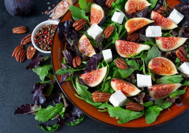 incir, beyaz peynir, rucola ve pekan fındık salata 