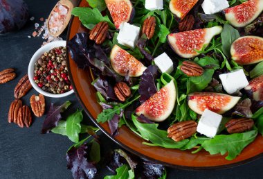 incir, beyaz peynir, rucola ve pekan fındık salata 