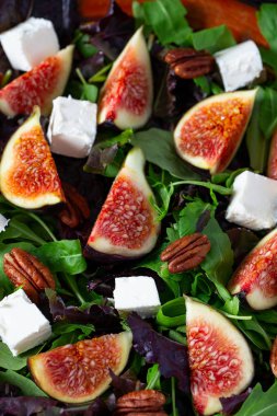 incir, beyaz peynir, rucola ve pekan fındık salata