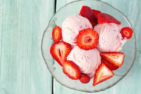 绿松石表面的草莓冰淇淋 — 图库照片