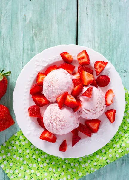 Helado Fresa Una Superficie Turquesa — Foto de Stock