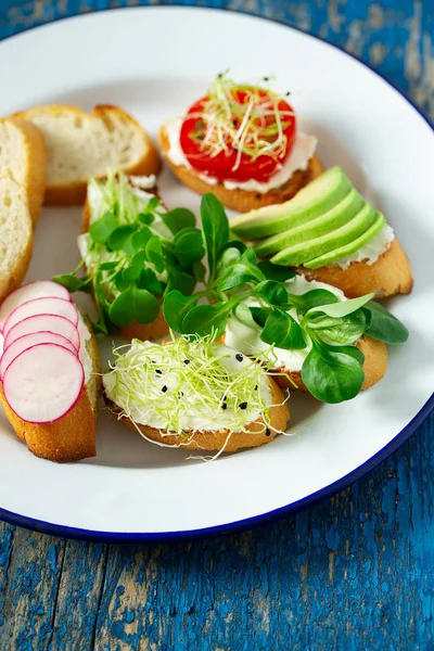 Toasted Breads Baguette Cream Cheese Vegetables — Stock Photo, Image