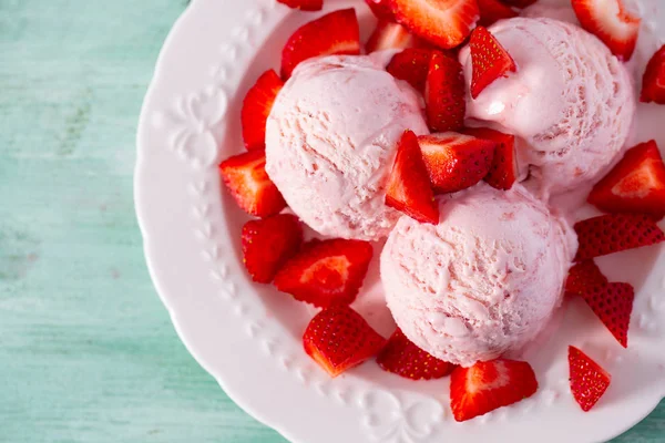 Gelato Alla Fragola Una Superficie Turchese — Foto Stock