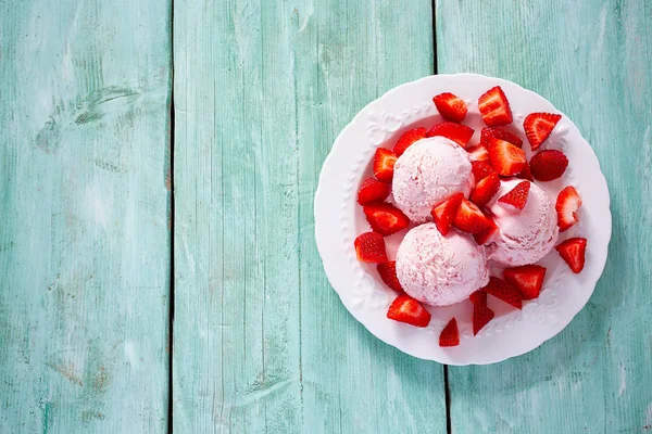 Helado Fresa Una Superficie Turquesa —  Fotos de Stock