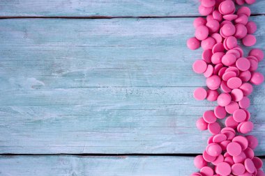 turkuaz yüzeyde çilek çikolata cipsi