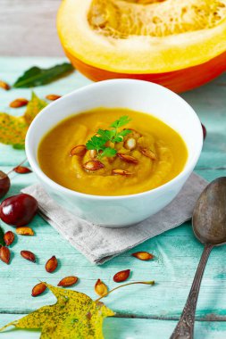 Tahta yüzeyde kabak çorbası