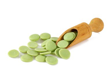 beyaz izole kireç çikolata parçaları